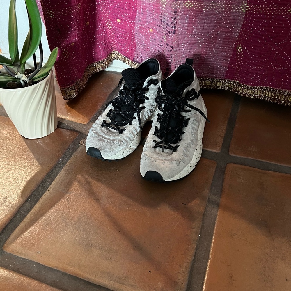 Flower Mountain Brand Black and White Women's Athletic Shoes